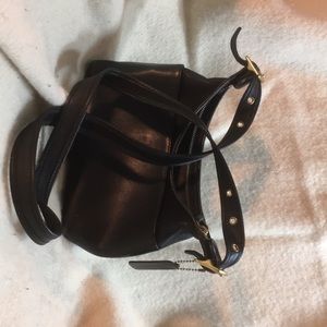 Vintage black coach medium crossbody bag, pretty!